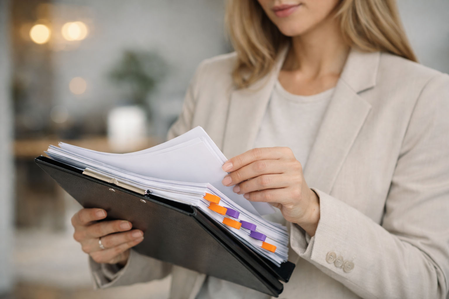 Девушка с документами